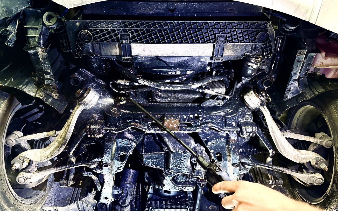 Automobilio dugno plovimas aukšto slėgio vandeniu ant keltuvo Kaune