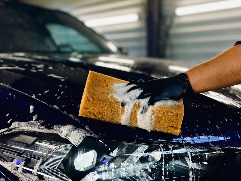 Rankinis automobilio plovimas kempine ir putomis Kaune